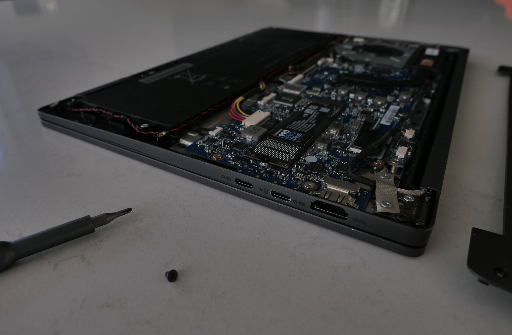 StarBook Horizon opened for SSD and battery access